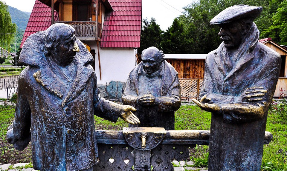 Statues of heroes of the Soviet film “Mimino” in Dilijan